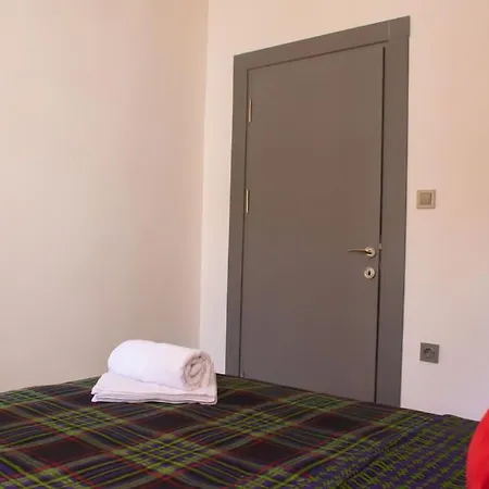 מלון Cozy With Balcony