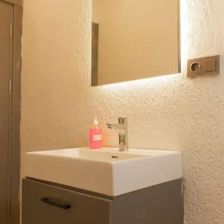 מלון Cozy With Balcony *