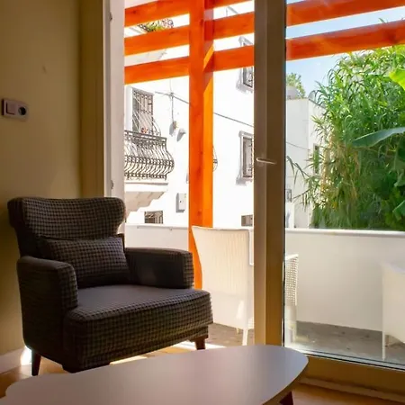 מלון Cozy With Balcony *
