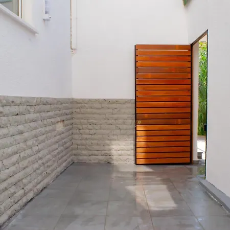 Cozy With Balcony מלון