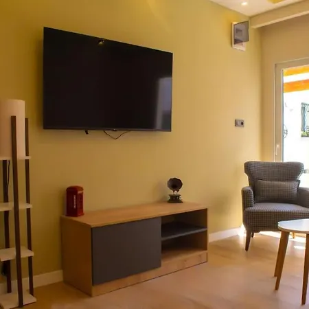 Cozy With Balcony Hotel